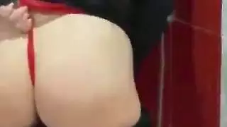 من المكتب إلى القضيب: فتاة عربية محجبة تمارس الجنس بقوة في مرحاض المكتب