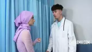 الطبيب يعطي مريضته العربية قذفًا عميقًا داخلها