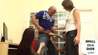 مشهد علاقة جنسية جماعية إباحية: جميلة سمراء ضخمة الصدر تسيطر على الجارة الصغيرة