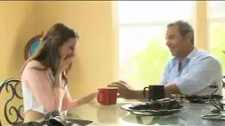 جلسة جنس حارة بين أب وابنته مع مراهقة متلهفة وقضيب كبير