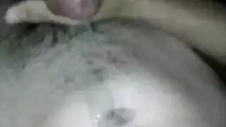 ثلاثي عنيف وتبول