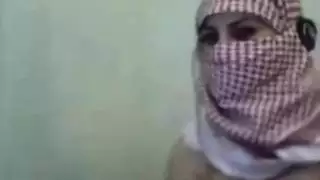 كاميرا ويب إباحية: فتاة عربية محجبة تكشف عن أثدائها الضخمة
