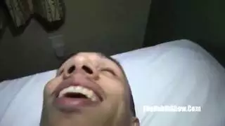 مشهد صريح لثلاثة: لاعبَا كمال أجسام لاتينيان يتشاركان العربية مونا