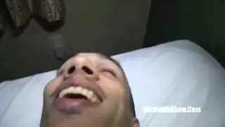 خيال إباحي: فتاة عربية خاضعة تُستخدم كدمية جنسية للاعب كمال الأجسام