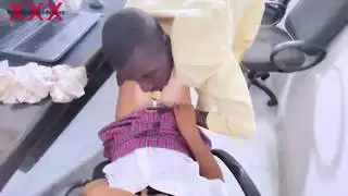 جماع على المكتب بوضعية الكلب: المدرس يغطي مؤخرتها الكبيرة بسائل منوي ساخن