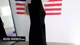 تمرين إباحي: فتاة عربية محجبة تركع لخدمة قضيب مدربها