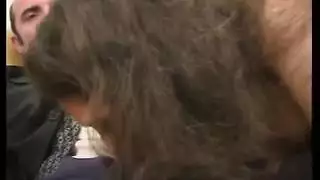 مؤدية عربية تقوم بمص قضيب إباحي قبل الجنس على الأريكة