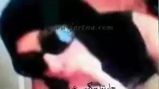 فتاة محجبة ساخنة تستخدم فمها في جنس فميّ مكثف