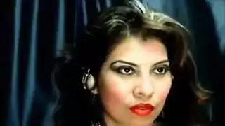 جميلة عربية ناضجة تمارس الجنس الفموي بعمق بفم أحمر في مقطع بورن