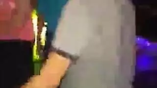 امرأة سمراء مبتذلة مع أرجل طويلة، يحب ايلي فوكس اللعب مع استقطاب كس الرطب