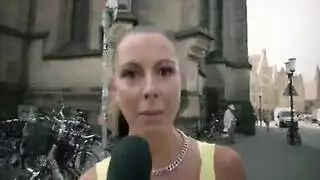 فتاة جنوبية صغيرة تمص العضو ثم تأخذ جنساً خشنًا