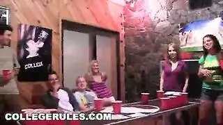 فتاة جامحة ترضي مجموعة مراهقين بجنس فموي قاس