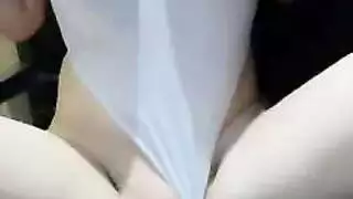 فتاة آسيوية خاضعة تركع من أجل أكل كس قاسي من فحل أسود