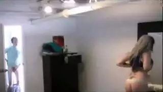 أخ يحصل على مص من أخته الخبيرة في فعل صريح