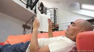 فم متلهف على عضوه قبل أن تُنك فرجها وتُملأ