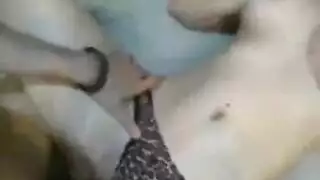 مشكلة مزدوجة: شاب نحيل يمارس الجنس مع فاتنة مغرية بينما صديقتها قريبة