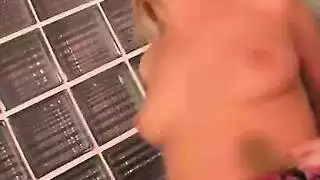 رجل ثري يمارس الجنس بقوة مع شقراوتين مثيرتين في جنس جماعي