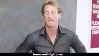 طالبة قطرية تتلقى تعليماً سحاقياً صريحاً من معلمتها