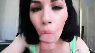 فتاة سمراء ذات قصة بوب يتم وجهها من قبل صديق أخيها