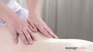 أجساد شاحبة كريمية تمارس الجنس في رمال الشاطئ