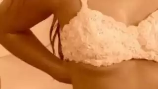 بنت تقذف مياه كسها في فم صديقتها