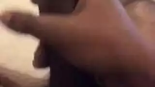 رجل مثير يجلب صديقته لعملية جنس جماعي مع أصدقائه