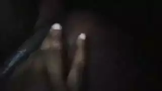 الأميرة السمراء يدمر حلقها بواسطة قضيب أبيض