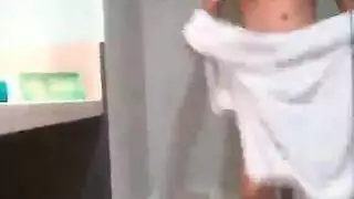 شيميل سولو إكس إكس إكس: تلعب ببزازها الكبيرة وزبها العملاق